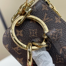 【顶级原单】【手机挂饰】 M26898老花 本款手机挂饰以 Monogram 帆布塑造拉链袋,与同款织物饰带互为映衬。经 【顶级原单】【手机挂饰】 M26898老花 本款手机挂饰以 Monogram 帆布塑造拉链袋,与同款织物饰带互为映衬。经
