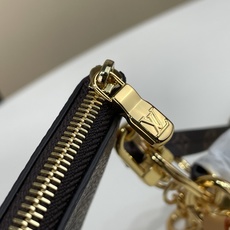 【顶级原单】【手机挂饰】 M26898老花 本款手机挂饰以 Monogram 帆布塑造拉链袋,与同款织物饰带互为映衬。经 【顶级原单】【手机挂饰】 M26898老花 本款手机挂饰以 Monogram 帆布塑造拉链袋,与同款织物饰带互为映衬。经