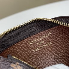 【顶级原单】【手机挂饰】 M26898老花 本款手机挂饰以 Monogram 帆布塑造拉链袋,与同款织物饰带互为映衬。经 【顶级原单】【手机挂饰】 M26898老花 本款手机挂饰以 Monogram 帆布塑造拉链袋,与同款织物饰带互为映衬。经
