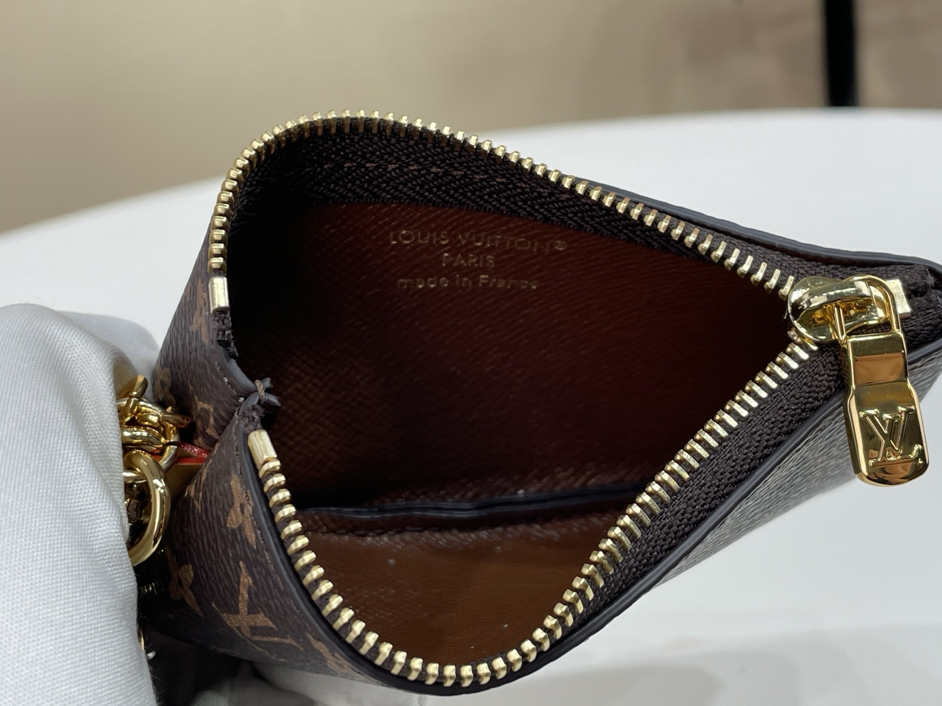 【顶级原单】【手机挂饰】 M26898老花 本款手机挂饰以 Monogram 帆布塑造拉链袋,与同款织物饰带互为映衬。经 【顶级原单】【手机挂饰】 M26898老花 本款手机挂饰以 Monogram 帆布塑造拉链袋,与同款织物饰带互为映衬。经