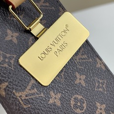 【顶级原单】【手机挂饰】 M26898老花 本款手机挂饰以 Monogram 帆布塑造拉链袋,与同款织物饰带互为映衬。经 【顶级原单】【手机挂饰】 M26898老花 本款手机挂饰以 Monogram 帆布塑造拉链袋,与同款织物饰带互为映衬。经