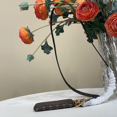 【顶级原单】【手机挂饰】 M26898老花 本款手机挂饰以 Monogram 帆布塑造拉链袋,与同款织物饰带互为映衬。经 【顶级原单】【手机挂饰】 M26898老花 本款手机挂饰以 Monogram 帆布塑造拉链袋,与同款织物饰带互为映衬。经
