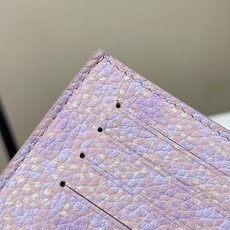 【顶级原单】【护照夹】M28991浅紫色/圆珠拉牌(花卉) 这个版本的路易威登护照封面是任何旅行衣柜的精致选择,为彩虹系 【顶级原单】【护照夹】M28991浅紫色/圆珠拉牌(花卉) 这个版本的路易威登护照封面是任何旅行衣柜的精致选择,为彩虹系