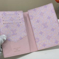 【顶级原单】【护照夹】M28991浅紫色/圆珠拉牌(花卉) 这个版本的路易威登护照封面是任何旅行衣柜的精致选择,为彩虹系 【顶级原单】【护照夹】M28991浅紫色/圆珠拉牌(花卉) 这个版本的路易威登护照封面是任何旅行衣柜的精致选择,为彩虹系