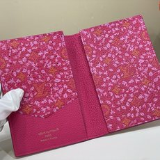 【顶级原单】【护照夹】M28991红色/圆珠拉牌(花卉) 这个版本的路易威登护照封面是任何旅行衣柜的精致选择,为彩虹系列 【顶级原单】【护照夹】M28991红色/圆珠拉牌(花卉) 这个版本的路易威登护照封面是任何旅行衣柜的精致选择,为彩虹系列