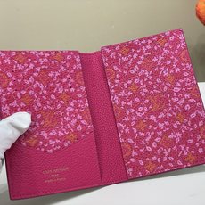 【顶级原单】【护照夹】M28991海军蓝/圆珠拉牌(花卉) 这个版本的路易威登护照封面是任何旅行衣柜的精致选择,为彩虹系 【顶级原单】【护照夹】M28991海军蓝/圆珠拉牌(花卉) 这个版本的路易威登护照封面是任何旅行衣柜的精致选择,为彩虹系