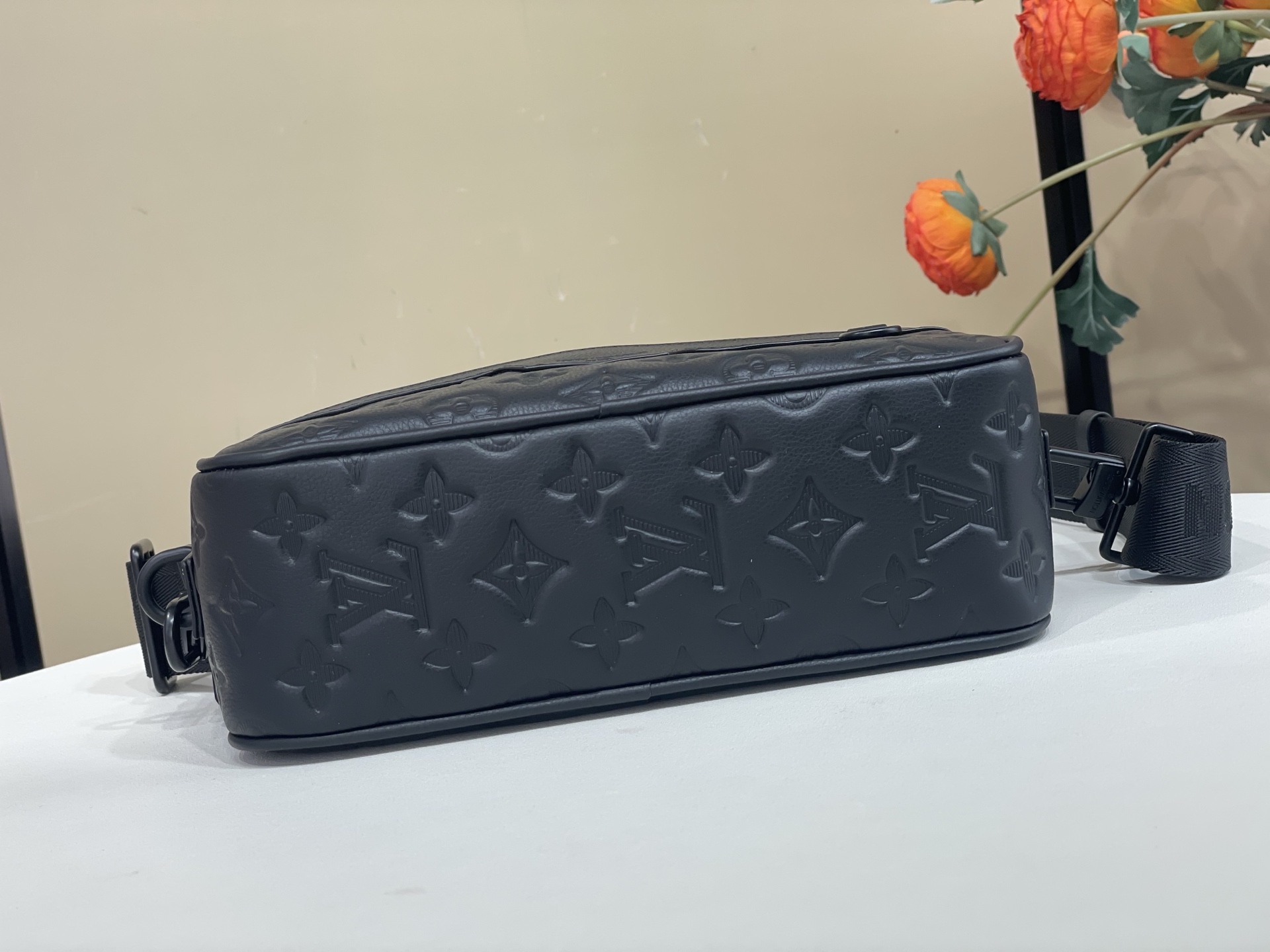 【Alpha 邮差包】M28785 黑色（条纹压花） 本款 Alpha 邮差包结合 Monogram Shadow 牛皮