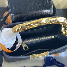 【顶级原单】【CAPUCINES 迷你手袋】 m13737 黑色(金属不规则手柄) 本款 Capucines 迷你手袋出 【顶级原单】【CAPUCINES 迷你手袋】 m13737 黑色(金属不规则手柄) 本款 Capucines 迷你手袋出