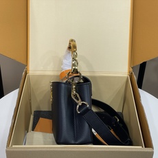 【顶级原单】【CAPUCINES 迷你手袋】 m13737 黑色(金属不规则手柄) 本款 Capucines 迷你手袋出 【顶级原单】【CAPUCINES 迷你手袋】 m13737 黑色(金属不规则手柄) 本款 Capucines 迷你手袋出