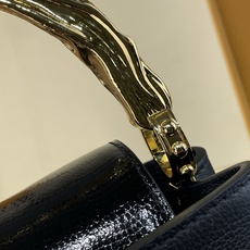 【顶级原单】【CAPUCINES 迷你手袋】 m13737 黑色(金属不规则手柄) 本款 Capucines 迷你手袋出 【顶级原单】【CAPUCINES 迷你手袋】 m13737 黑色(金属不规则手柄) 本款 Capucines 迷你手袋出
