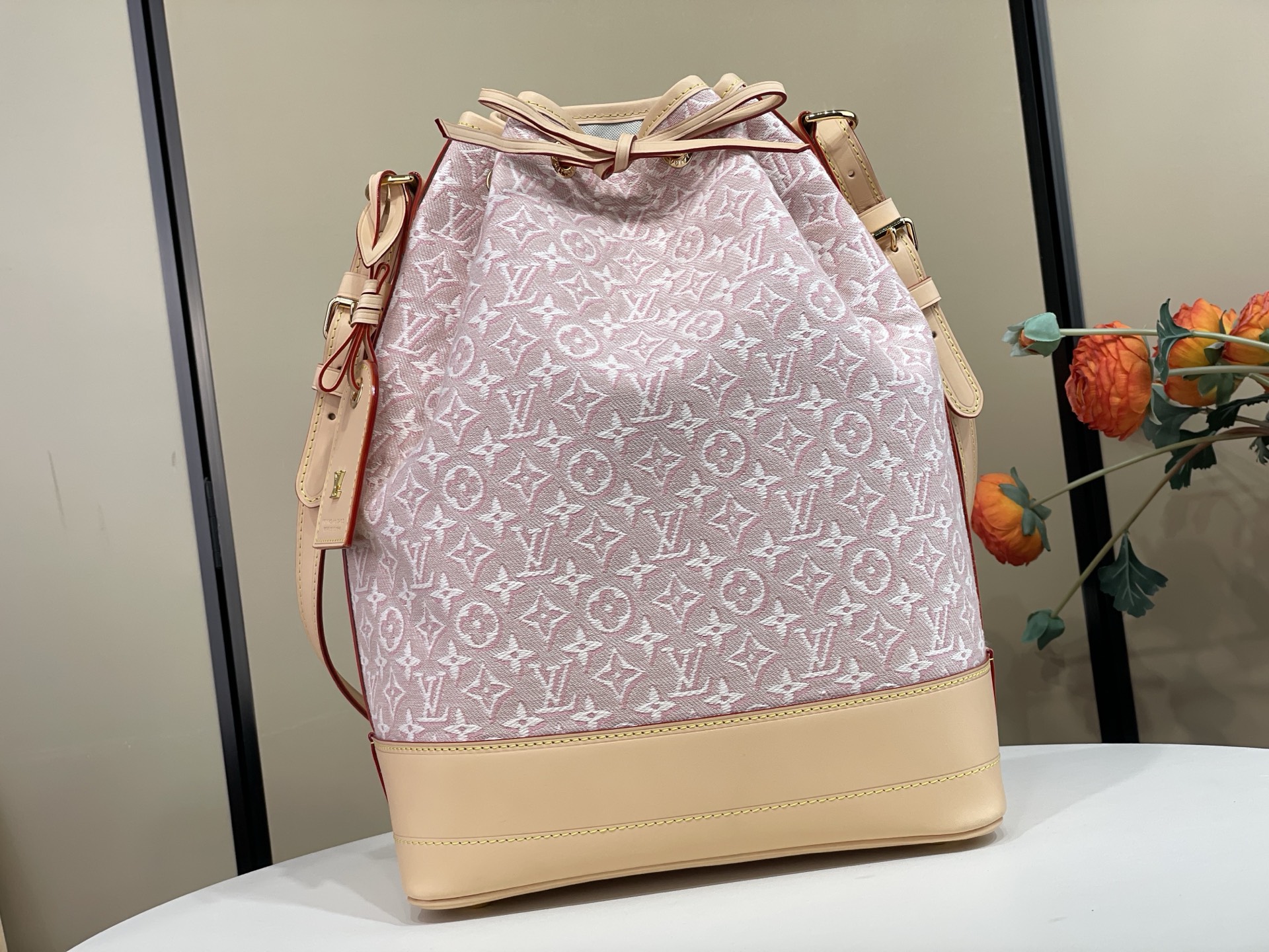 【顶级原单】【NOÉ 水桶手袋 】M28714 粉色/提花 Noé 手袋焕新演绎 Monogram Emblème 版本 【顶级原单】【NOÉ 水桶手袋 】M28714 粉色/提花 Noé 手袋焕新演绎 Monogram Emblème 版本