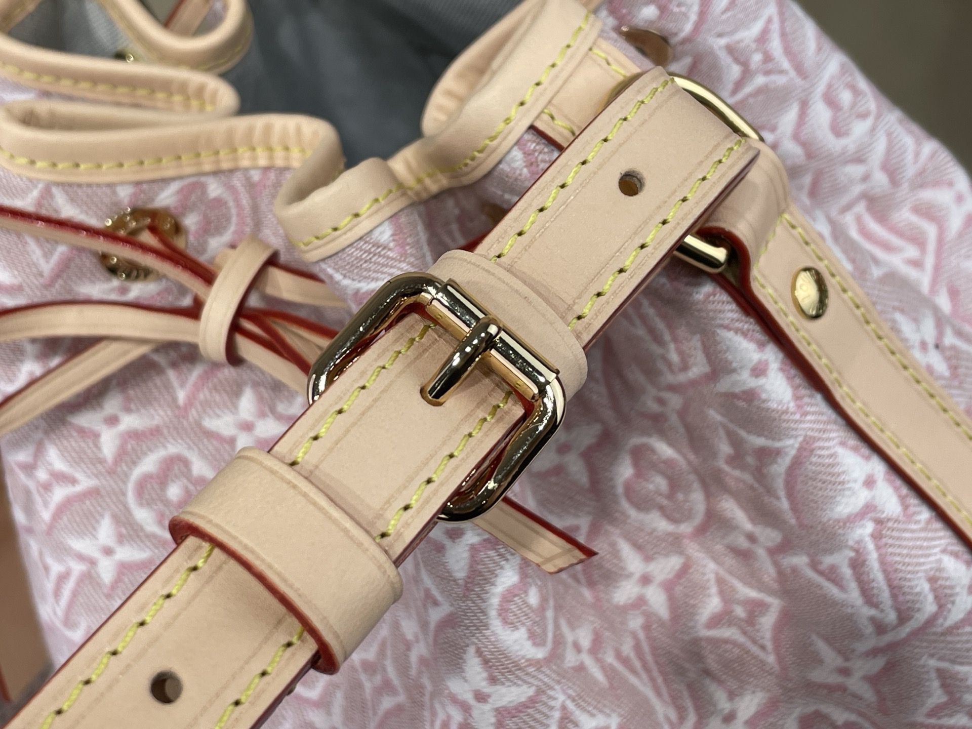 【顶级原单】【NOÉ 水桶手袋 】M28714 粉色/提花 Noé 手袋焕新演绎 Monogram Emblème 版本