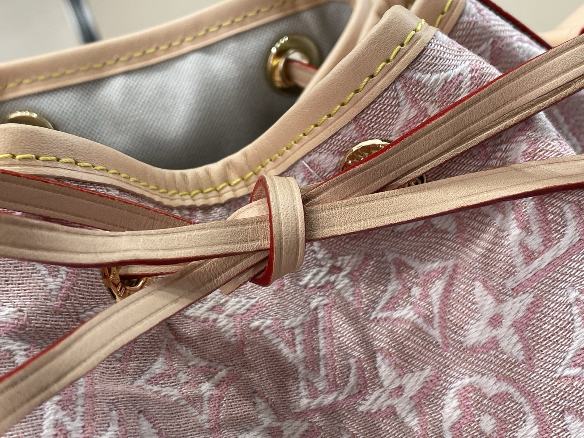 【顶级原单】【NOÉ 水桶手袋 】M28714 粉色/提花 Noé 手袋焕新演绎 Monogram Emblème 版本