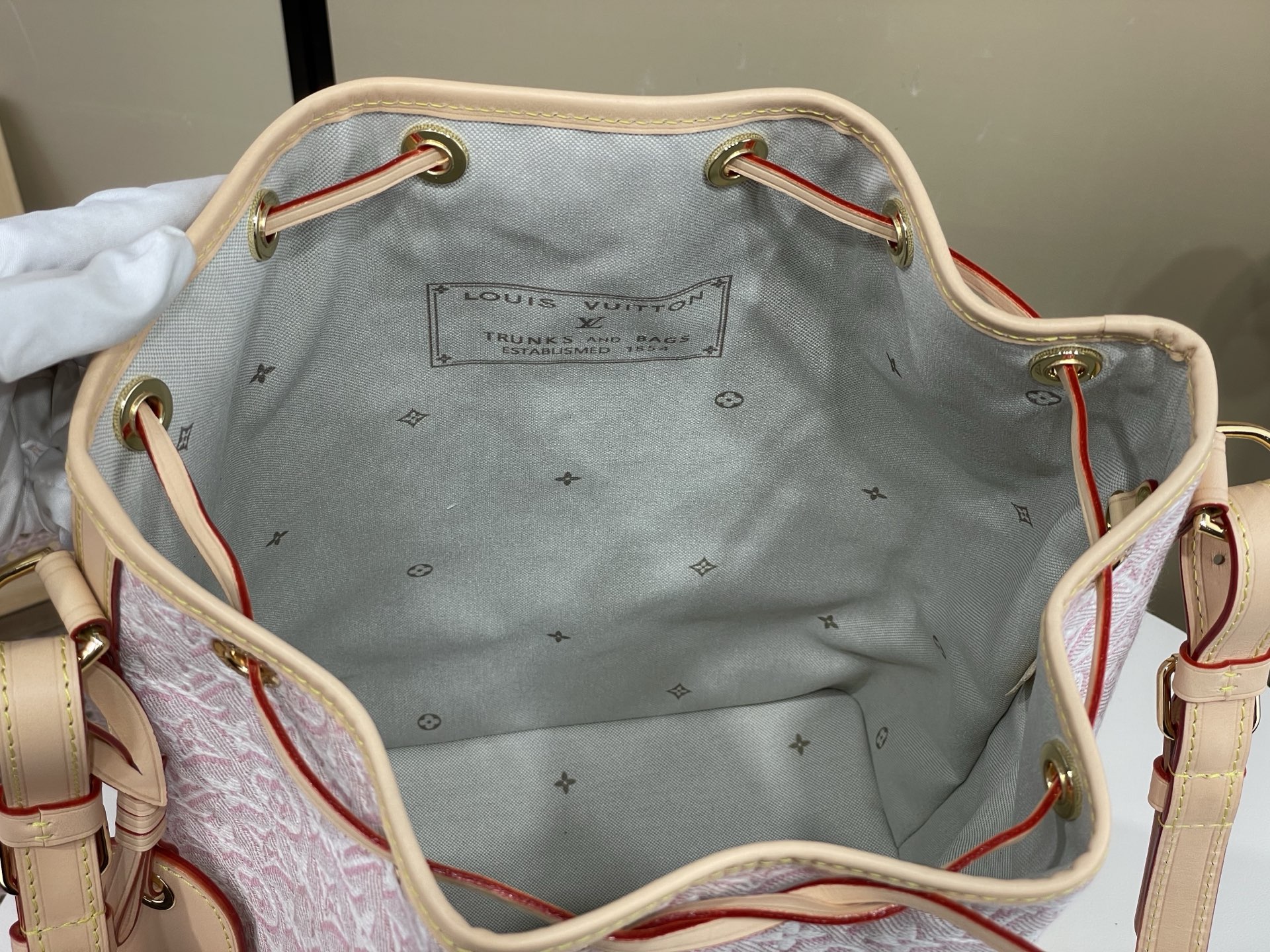 【顶级原单】【NOÉ 水桶手袋 】M28714 粉色/提花 Noé 手袋焕新演绎 Monogram Emblème 版本