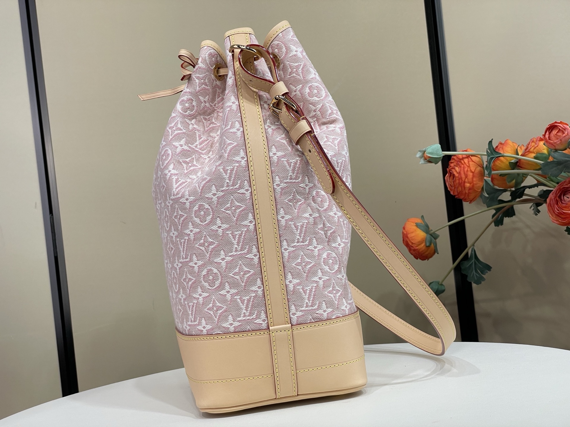 【顶级原单】【NOÉ 水桶手袋 】M28714 粉色/提花 Noé 手袋焕新演绎 Monogram Emblème 版本