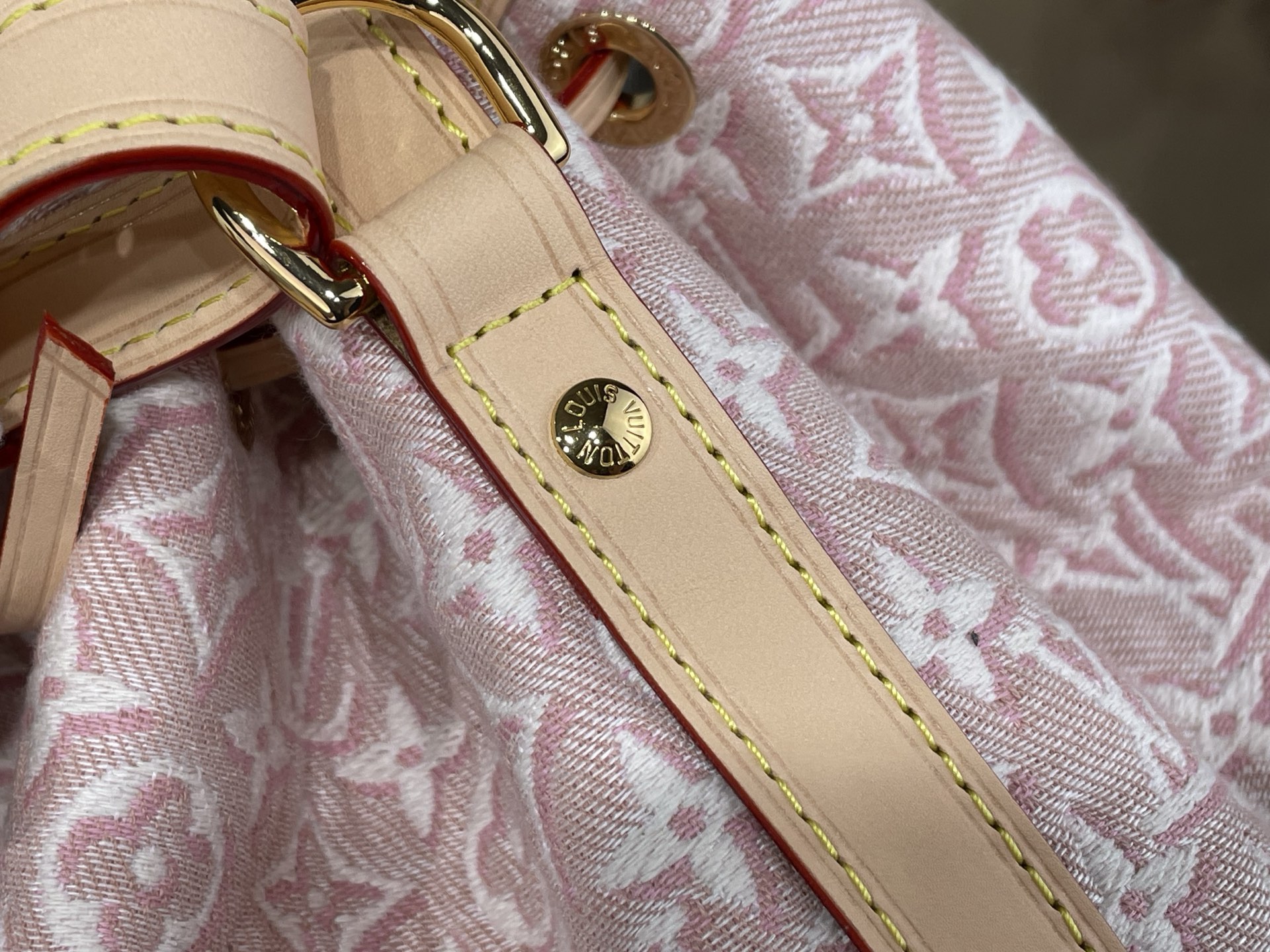 【顶级原单】【NOÉ 水桶手袋 】M28714 粉色/提花 Noé 手袋焕新演绎 Monogram Emblème 版本