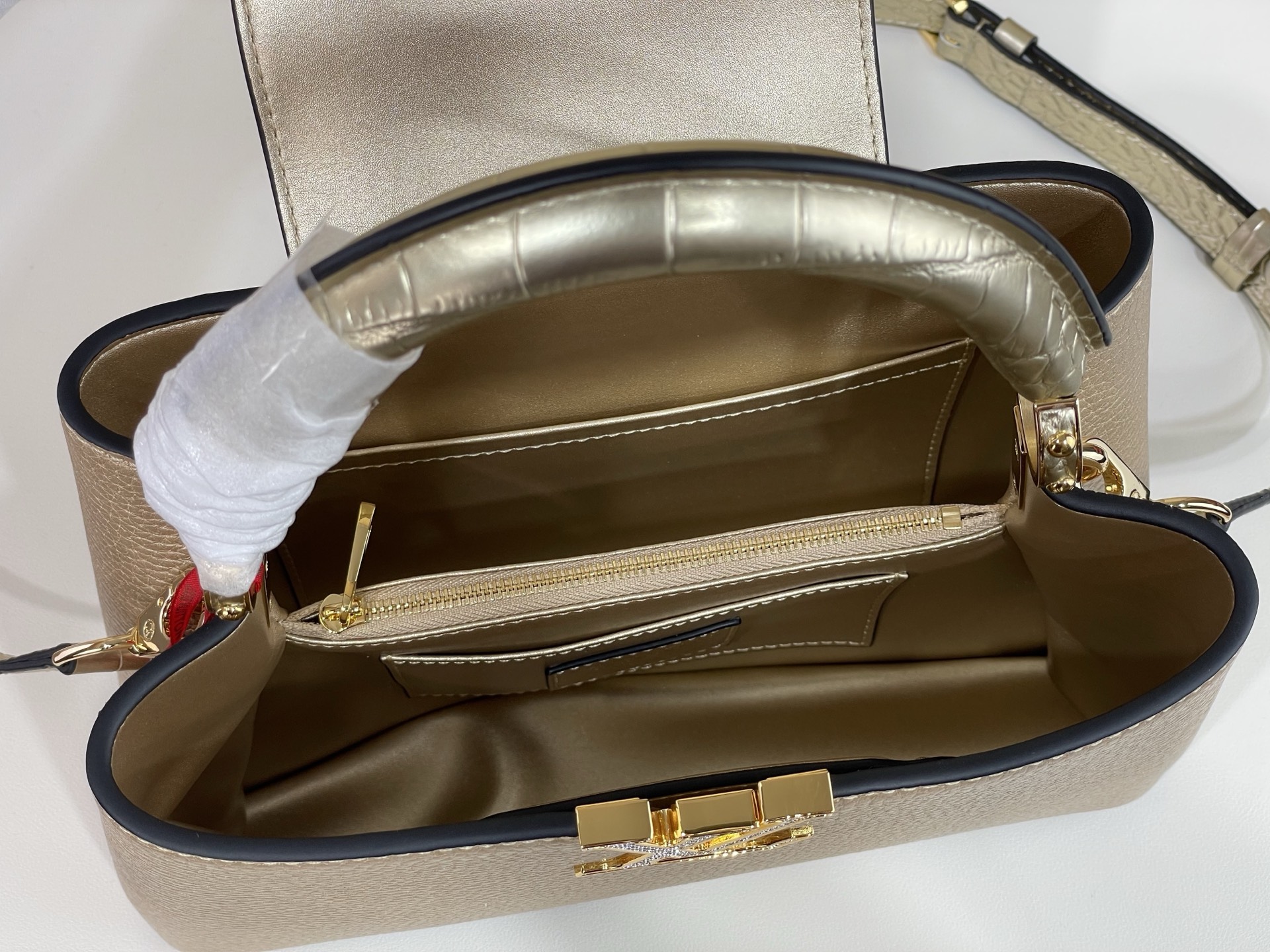 【顶级原单】【Capucines BB 手袋】 M48865香槟金/拼金鳄鱼#钻扣 本季讲述全新的Capucines 故