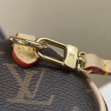 【顶级原单】【POCHETTE PAPILLON 圆筒手袋】M25703老花(钢五金) 翻阅路易威登的典藏档案,探寻 P 【顶级原单】【POCHETTE PAPILLON 圆筒手袋】M25703老花(钢五金) 翻阅路易威登的典藏档案,探寻 P