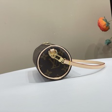【顶级原单】【POCHETTE PAPILLON 圆筒手袋】M25703老花(钢五金) 翻阅路易威登的典藏档案,探寻 P 【顶级原单】【POCHETTE PAPILLON 圆筒手袋】M25703老花(钢五金) 翻阅路易威登的典藏档案,探寻 P
