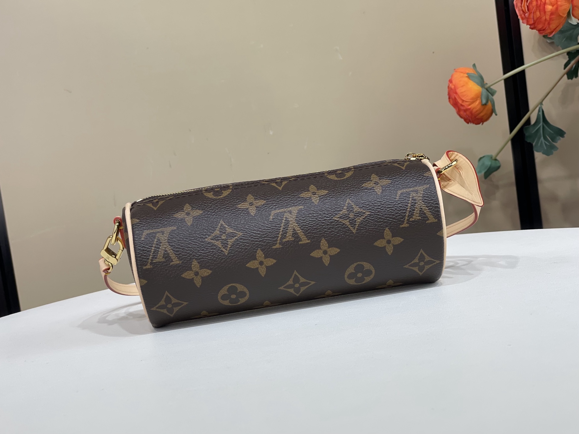 【顶级原单】【POCHETTE PAPILLON 圆筒手袋】M25703老花(钢五金) 翻阅路易威登的典藏档案,探寻 P 【顶级原单】【POCHETTE PAPILLON 圆筒手袋】M25703老花(钢五金) 翻阅路易威登的典藏档案,探寻 P