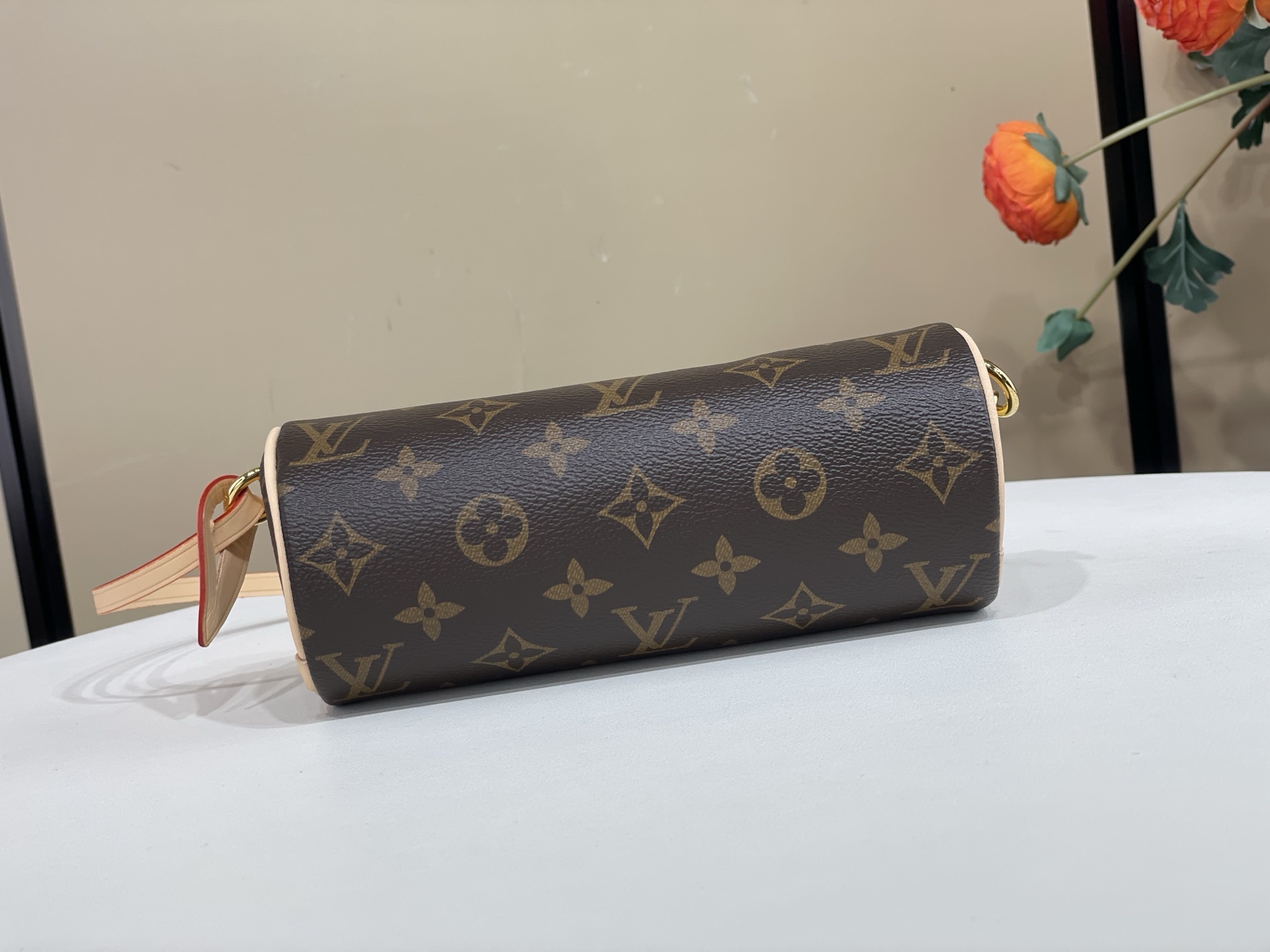 【顶级原单】【POCHETTE PAPILLON 圆筒手袋】M25703老花(钢五金) 翻阅路易威登的典藏档案,探寻 P 【顶级原单】【POCHETTE PAPILLON 圆筒手袋】M25703老花(钢五金) 翻阅路易威登的典藏档案,探寻 P