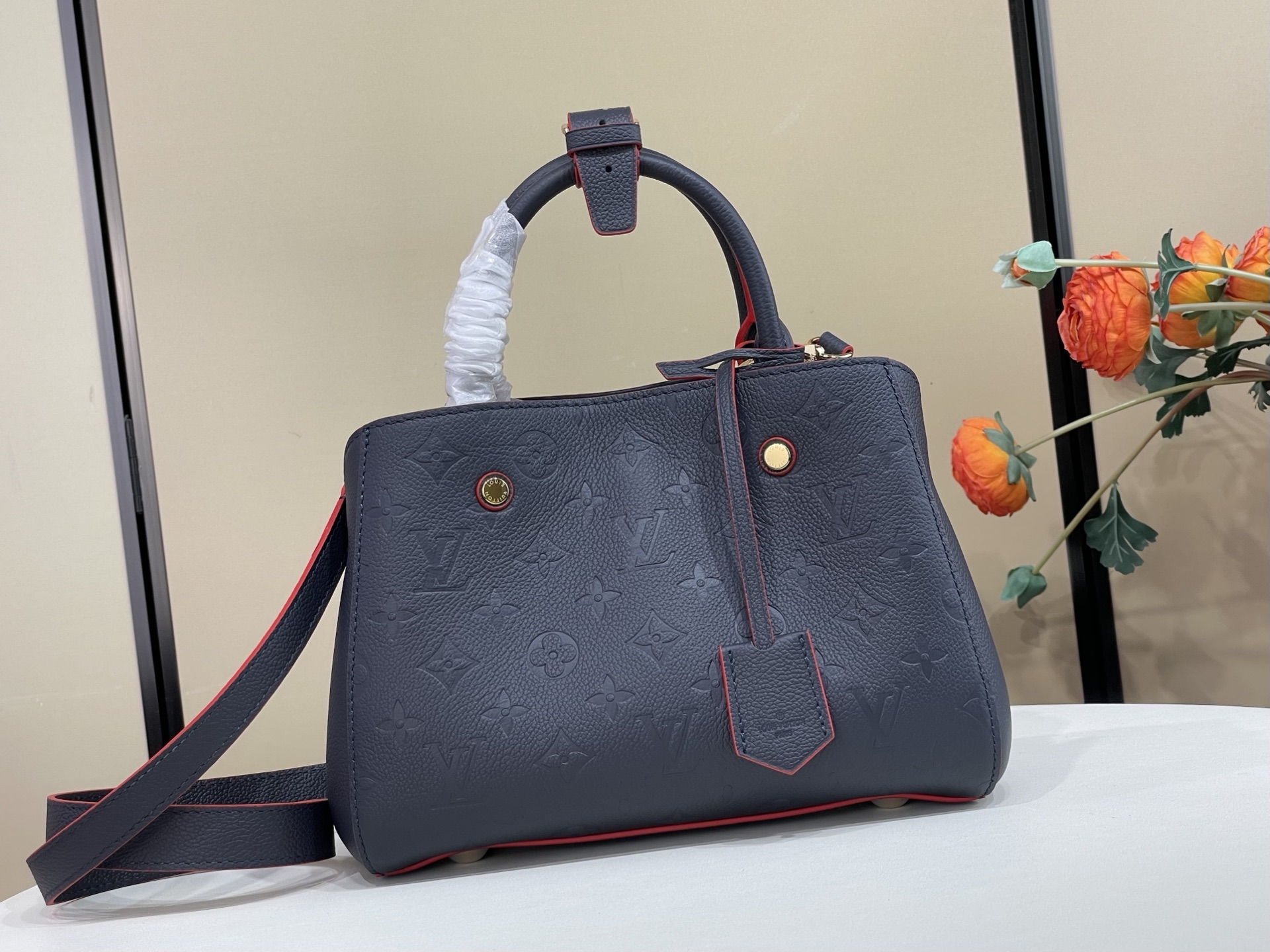 【顶级原单】【MONTAIGNE BB 手袋】M41053海军蓝压花(蒙田) 是活力四射的商务女士的理想之选 富有立体感 【顶级原单】【MONTAIGNE BB 手袋】M41053海军蓝压花(蒙田) 是活力四射的商务女士的理想之选 富有立体感