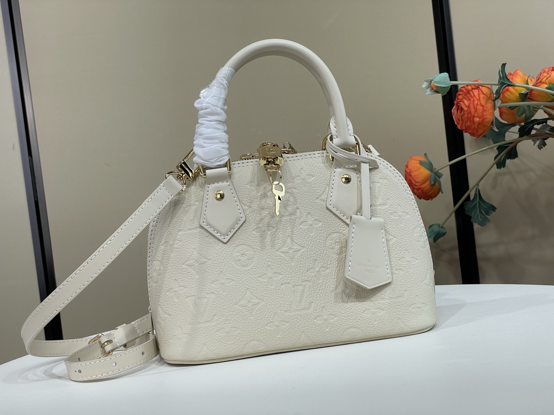 【顶级原单】【Alma BB 手袋】M26409 黑色 28661 深棕色 2A357 白色 (压花)散发着巴黎人优雅 【顶级原单】【Alma BB 手袋】M26409 黑色 28661 深棕色 2A357 白色 (压花)散发着巴黎人优雅