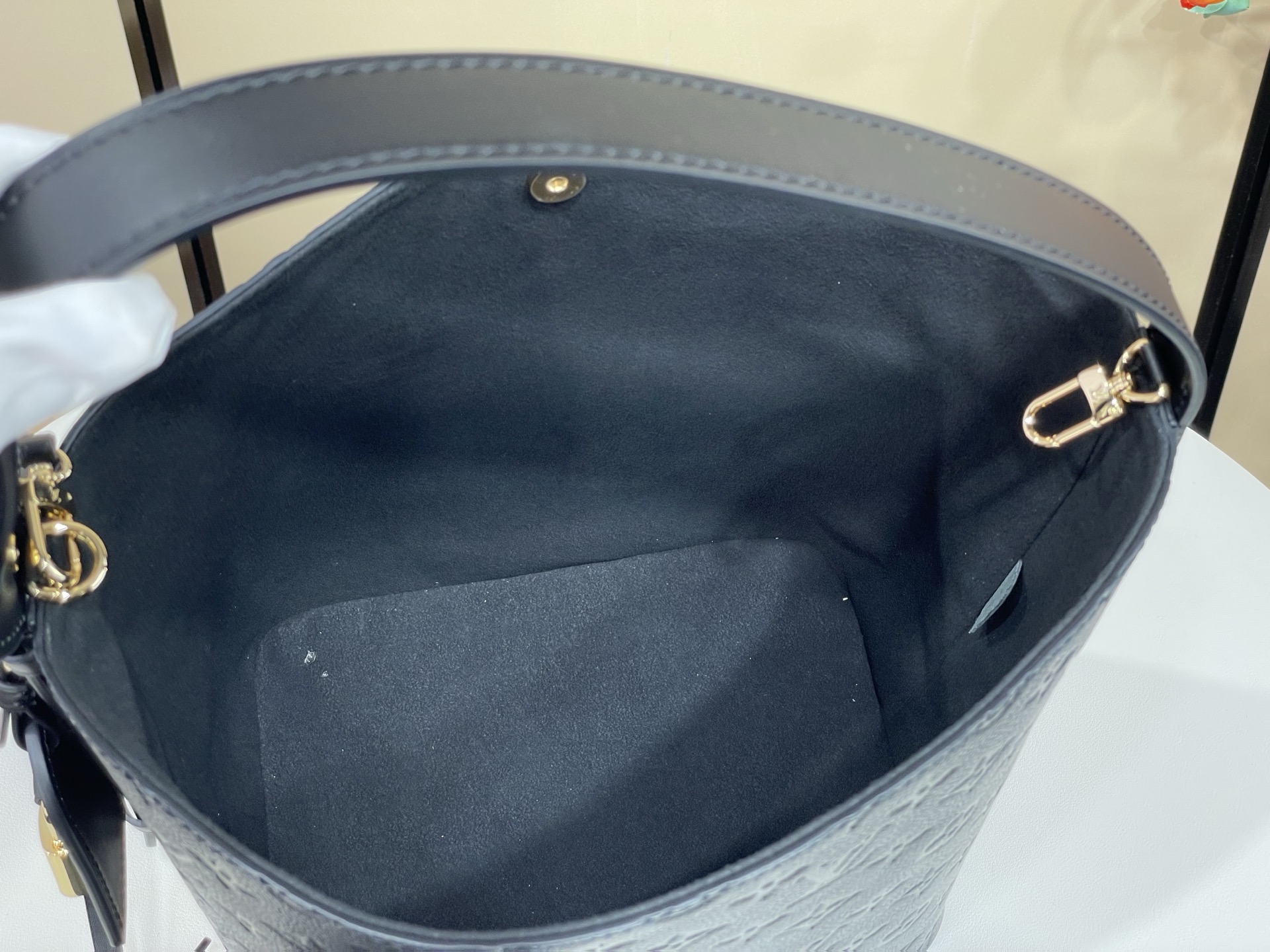 【顶级原单】【ALL IN 中号水桶手袋】M29090 黑色（压花）本款 All In 中号手袋采用 Monogram 