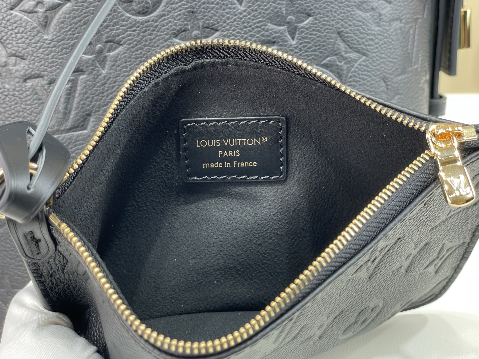 【顶级原单】【ALL IN 中号水桶手袋】M29090 黑色（压花）本款 All In 中号手袋采用 Monogram 