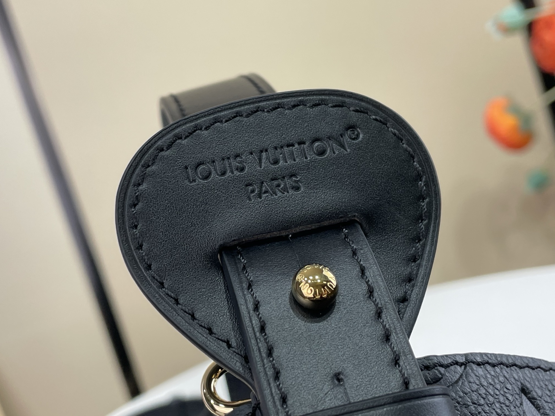 【顶级原单】【ALL IN 中号水桶手袋】M29090 黑色（压花）本款 All In 中号手袋采用 Monogram 