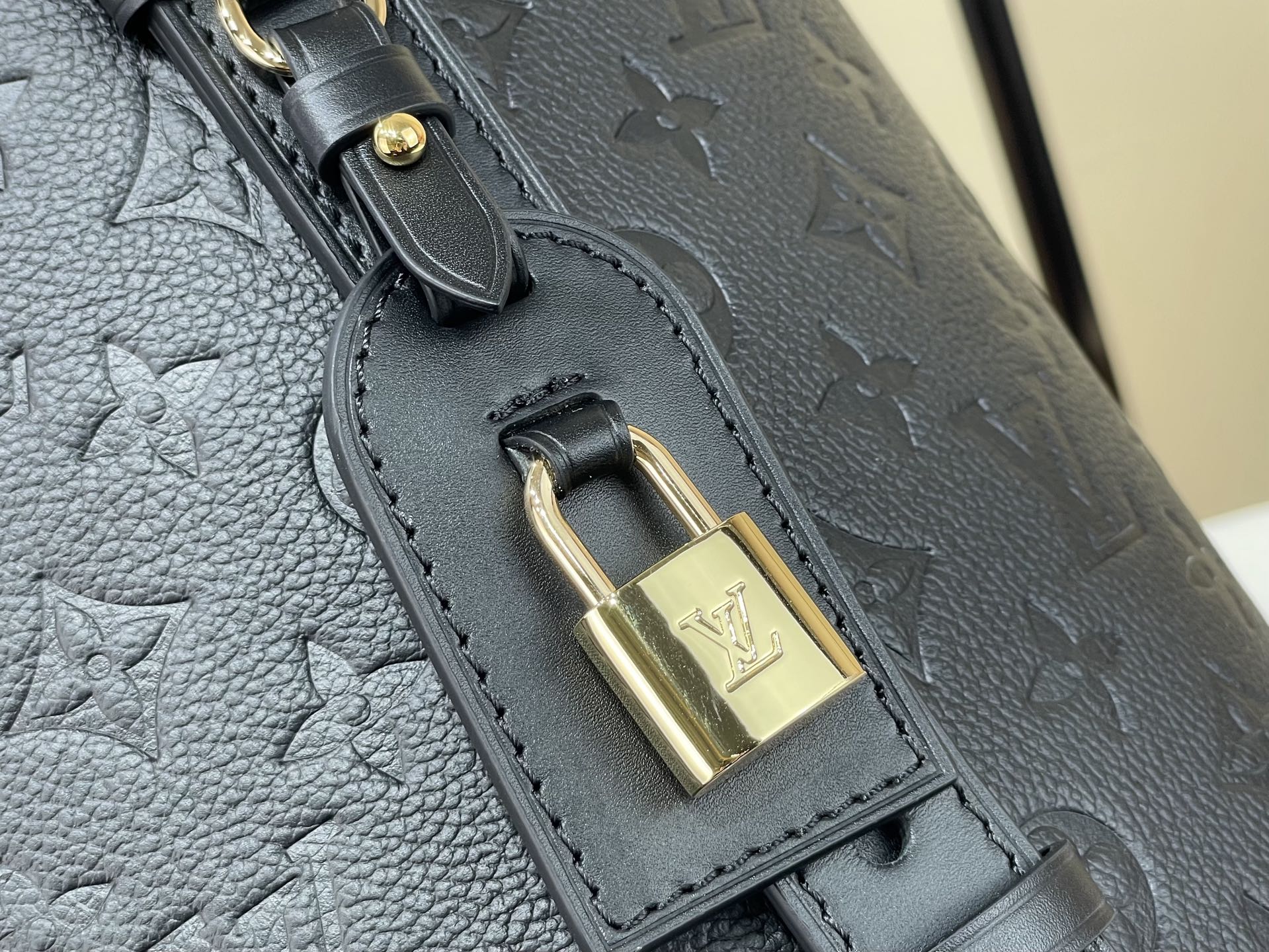 【顶级原单】【ALL IN 中号水桶手袋】M29090 黑色（压花）本款 All In 中号手袋采用 Monogram 