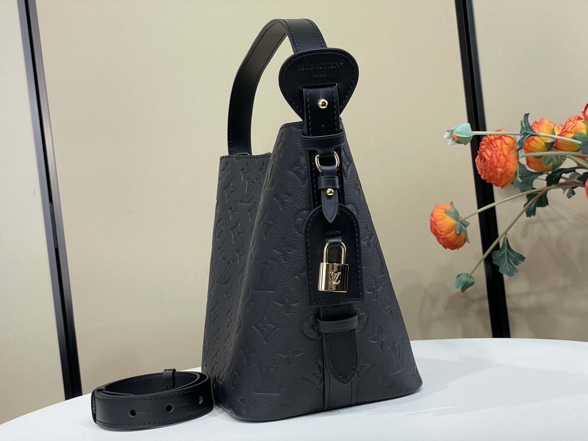 【顶级原单】【ALL IN 中号水桶手袋】M29090 黑色（压花）本款 All In 中号手袋采用 Monogram 