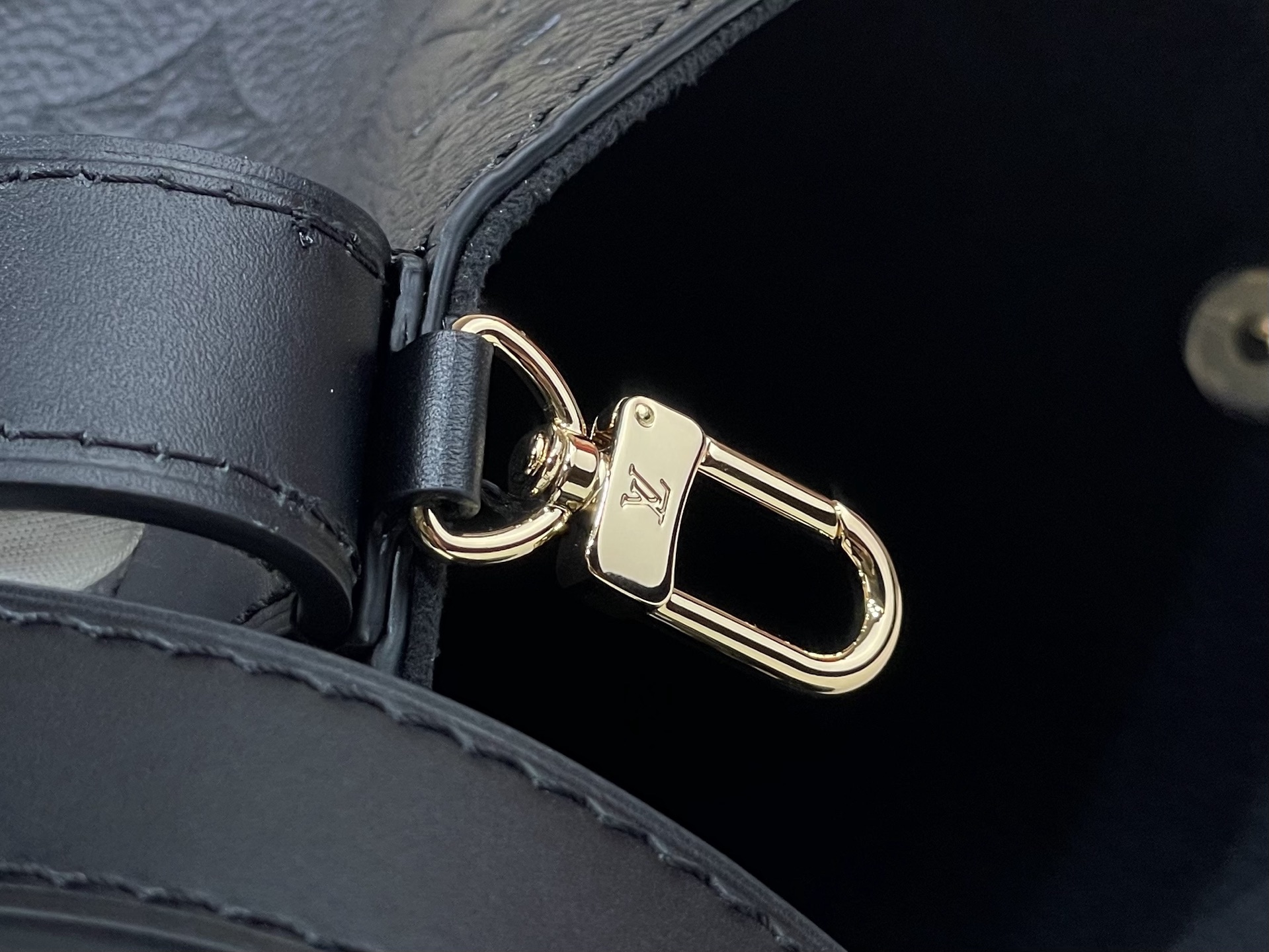 【顶级原单】【ALL IN 中号水桶手袋】M29090 黑色（压花）本款 All In 中号手袋采用 Monogram 
