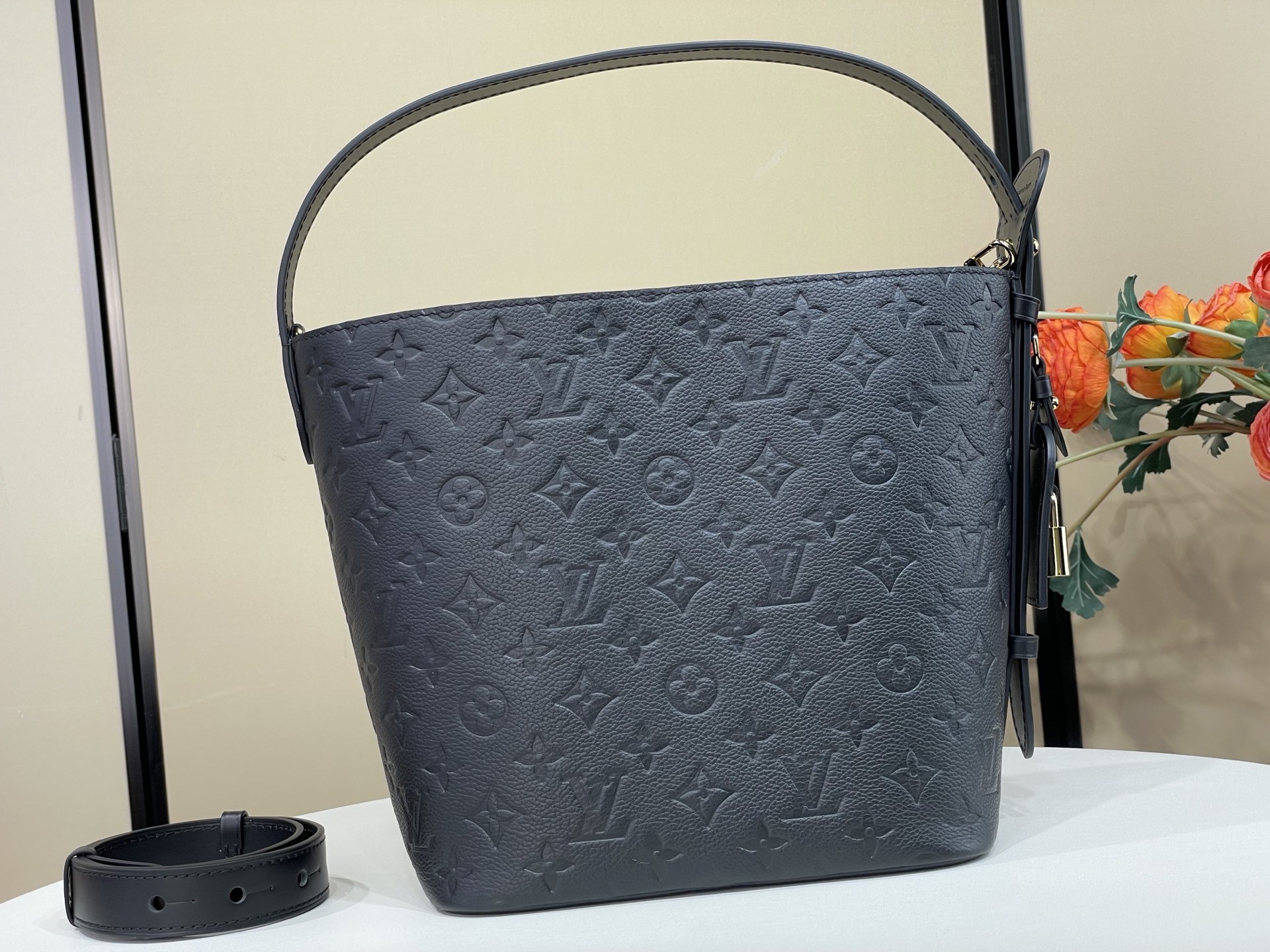【顶级原单】【ALL IN 中号水桶手袋】M29090 黑色（压花）本款 All In 中号手袋采用 Monogram 