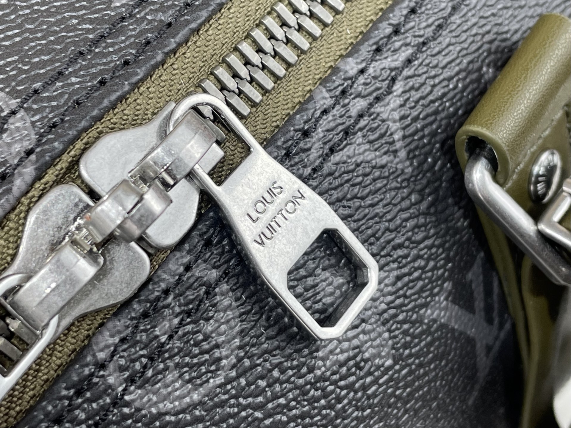 【顶级原单】【KEEPALL BANDOULIÈRE 45 旅行袋】M28837 黑花/绿色 本款 Keepall Ba