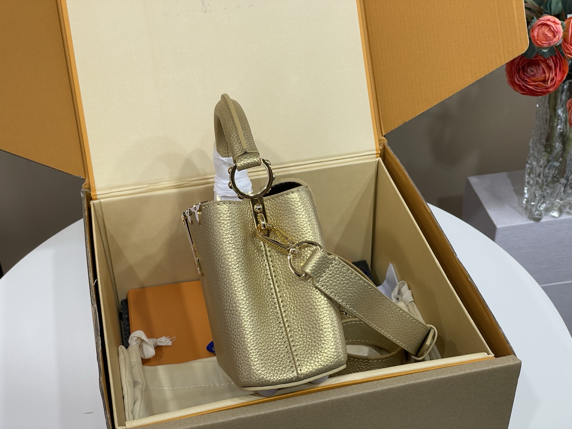 【顶级原单】【Sac Capucines Mini手袋】M14201 香槟金（花卉白贝母）这款独家Capucines迷你