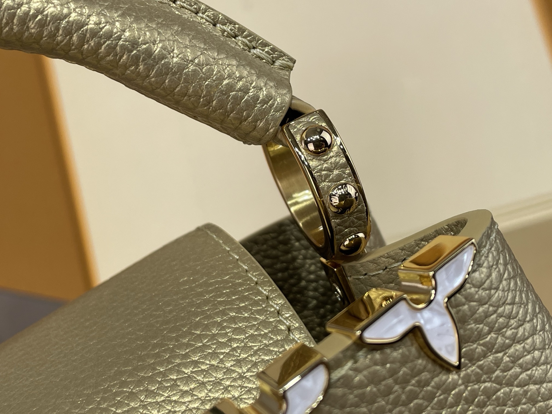 【顶级原单】【Sac Capucines Mini手袋】M14201 香槟金（花卉白贝母）这款独家Capucines迷你