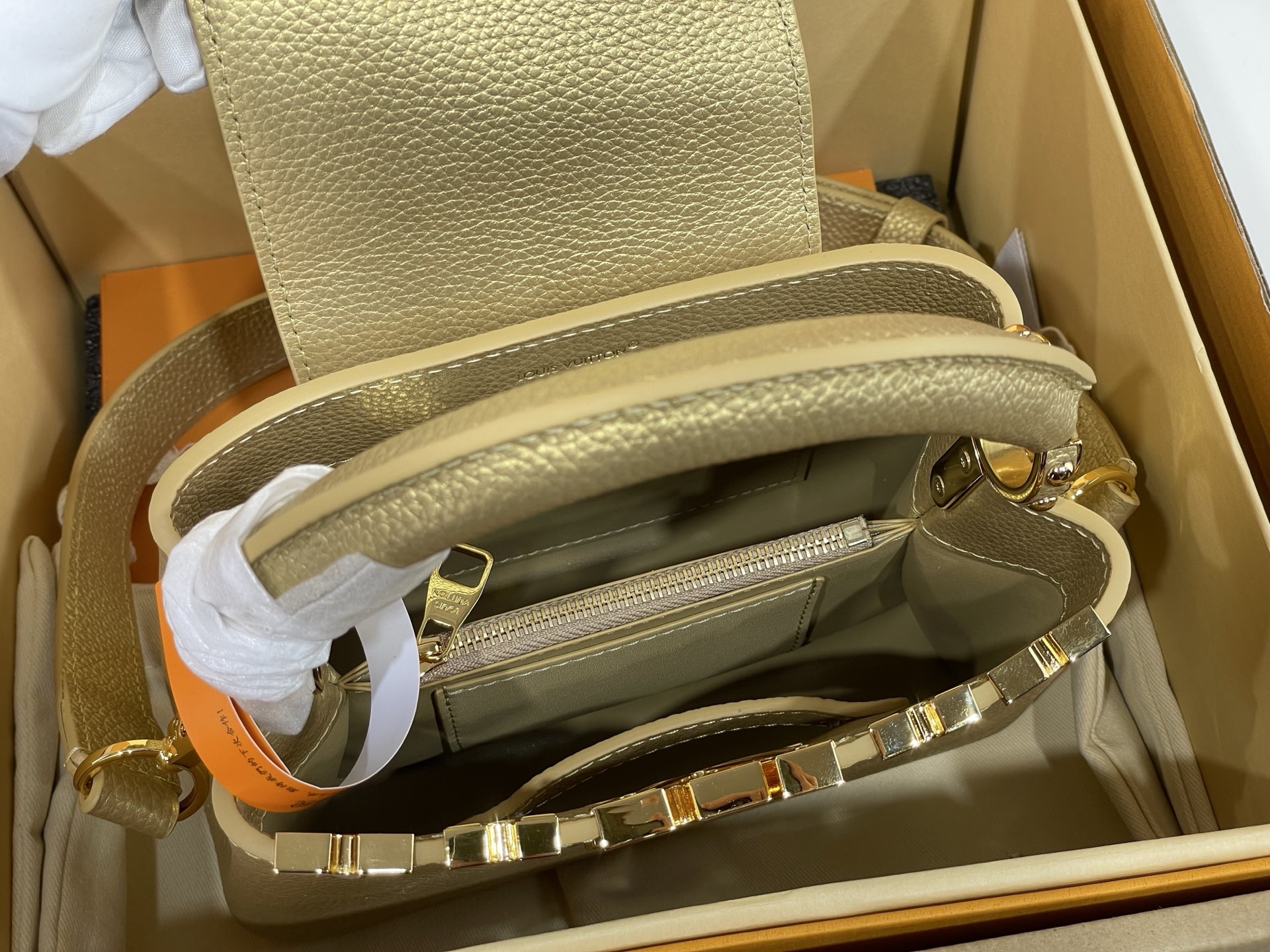 【顶级原单】【Sac Capucines Mini手袋】M14201 香槟金（花卉白贝母）这款独家Capucines迷你