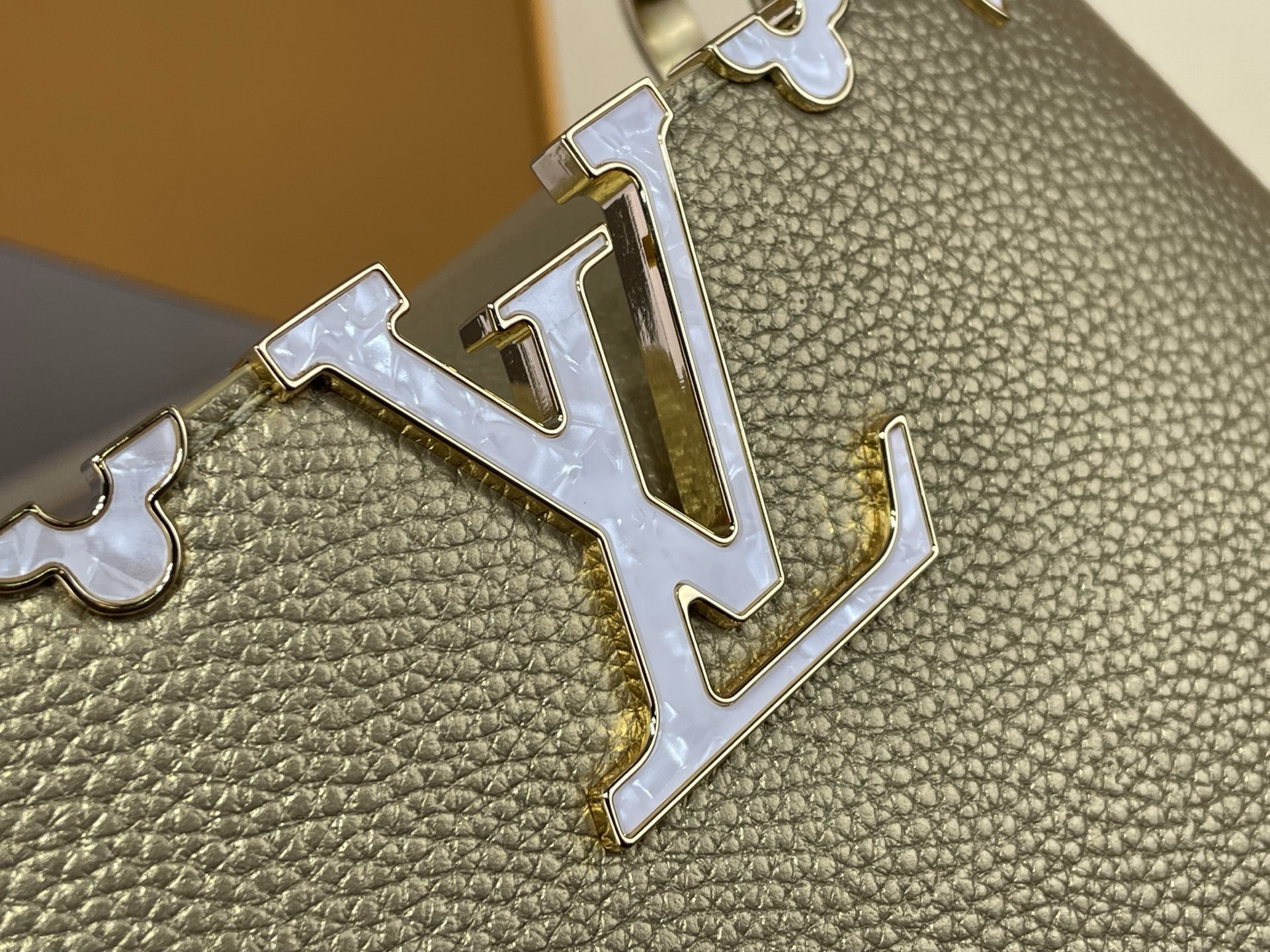 【顶级原单】【Sac Capucines Mini手袋】M14201 香槟金（花卉白贝母）这款独家Capucines迷你