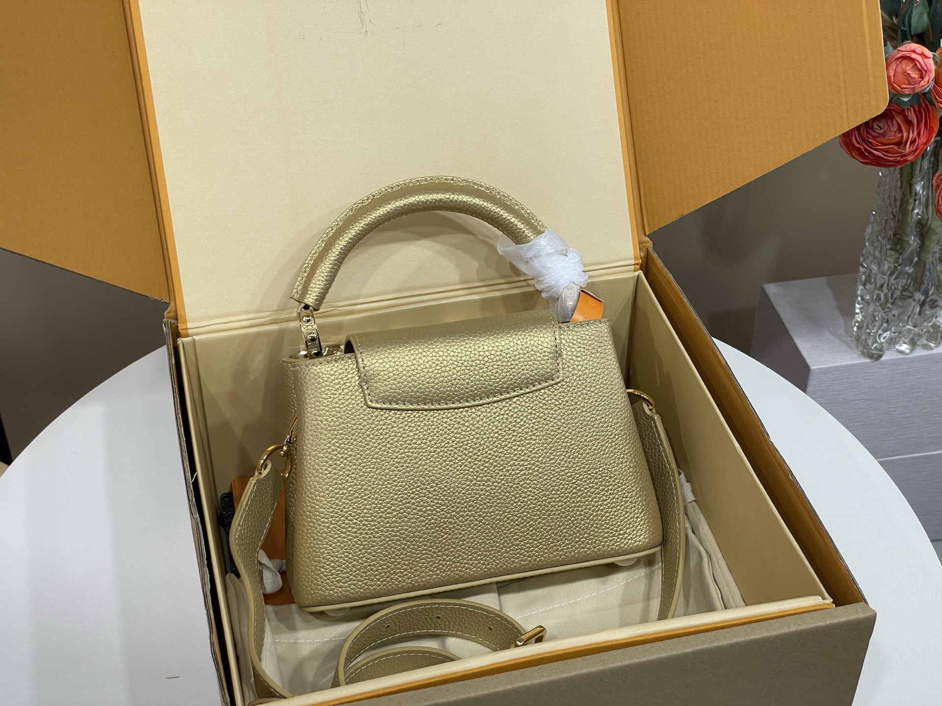 【顶级原单】【Sac Capucines Mini手袋】M14201 香槟金（花卉白贝母）这款独家Capucines迷你