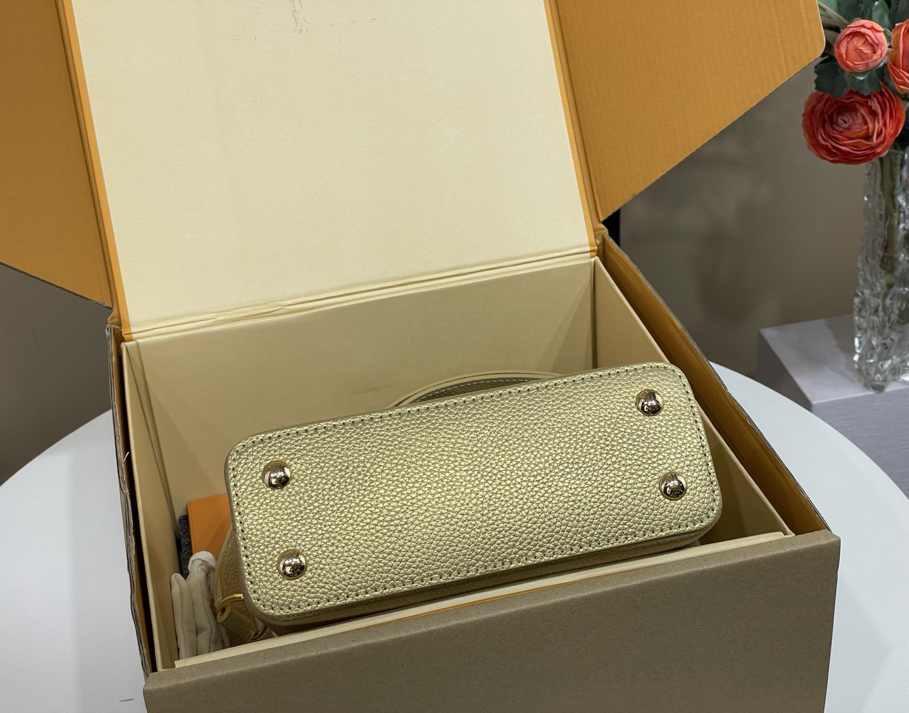 【顶级原单】【Sac Capucines Mini手袋】M14201 香槟金（花卉白贝母）这款独家Capucines迷你