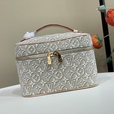 【顶级原单】【NICE 迷你化妆包】 m29667 粉色/提花 本款 Nice 迷你化妆包取材 Monogram Emb 【顶级原单】【NICE 迷你化妆包】 m29667 粉色/提花 本款 Nice 迷你化妆包取材 Monogram Emb