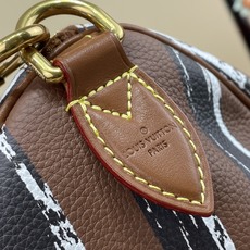【顶级原单】【Speedy Bandoulière 30 手袋】M28190 深咖色(条纹) 以瞩目条纹道出 Phar 【顶级原单】【Speedy Bandoulière 30 手袋】M28190 深咖色(条纹) 以瞩目条纹道出 Phar