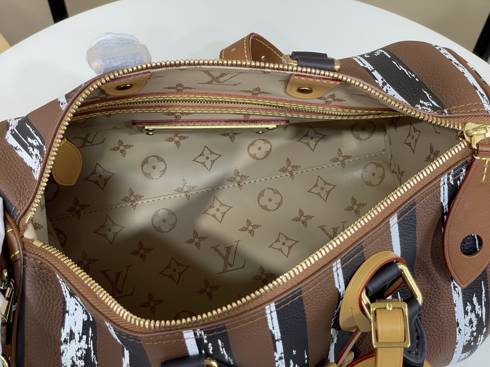 【顶级原单】【Speedy Bandoulière 30 手袋】M28190 深咖色(条纹) 以瞩目条纹道出 Phar 【顶级原单】【Speedy Bandoulière 30 手袋】M28190 深咖色(条纹) 以瞩目条纹道出 Phar