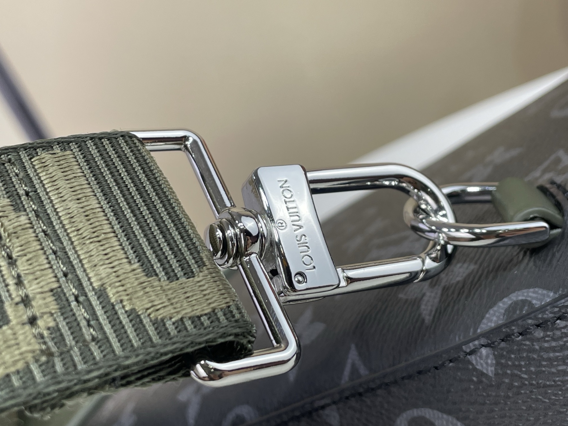 【顶级原单】【Avenue Slingbag PM 单肩 手袋】M28735 黑花/绿色 大道斜挎包以Monogram 【顶级原单】【Avenue Slingbag PM 单肩 手袋】M28735 黑花/绿色 大道斜挎包以Monogram