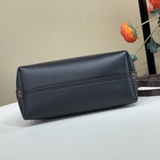 【Multipass Mini 手袋 】M2A840 黑色老花内里 本款Multipass Mini 手袋以精巧构型重释 【Multipass Mini 手袋 】M2A840 黑色老花内里 本款Multipass Mini 手袋以精巧构型重释