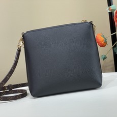 【Multipass Mini 手袋 】M2A840 黑色老花内里 本款Multipass Mini 手袋以精巧构型重释 【Multipass Mini 手袋 】M2A840 黑色老花内里 本款Multipass Mini 手袋以精巧构型重释