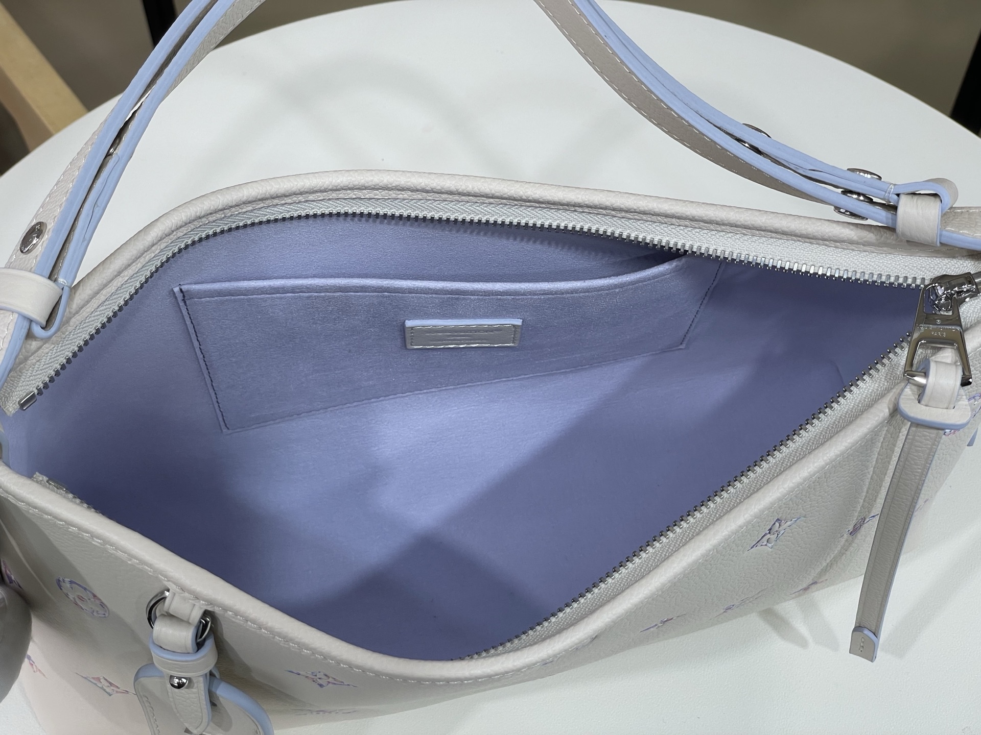 【顶级原单】【CARRYALL EAST-WEST 手袋】M2A369 白色紫色内里（渐变）本款 CarryAll 手袋