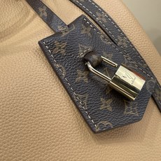 【顶级原单】【EXPRESS 中号手袋】M2A076 杏色白色 本款 Express 中号手袋出自 2026 早秋系列, 【顶级原单】【EXPRESS 中号手袋】M2A076 杏色白色 本款 Express 中号手袋出自 2026 早秋系列,