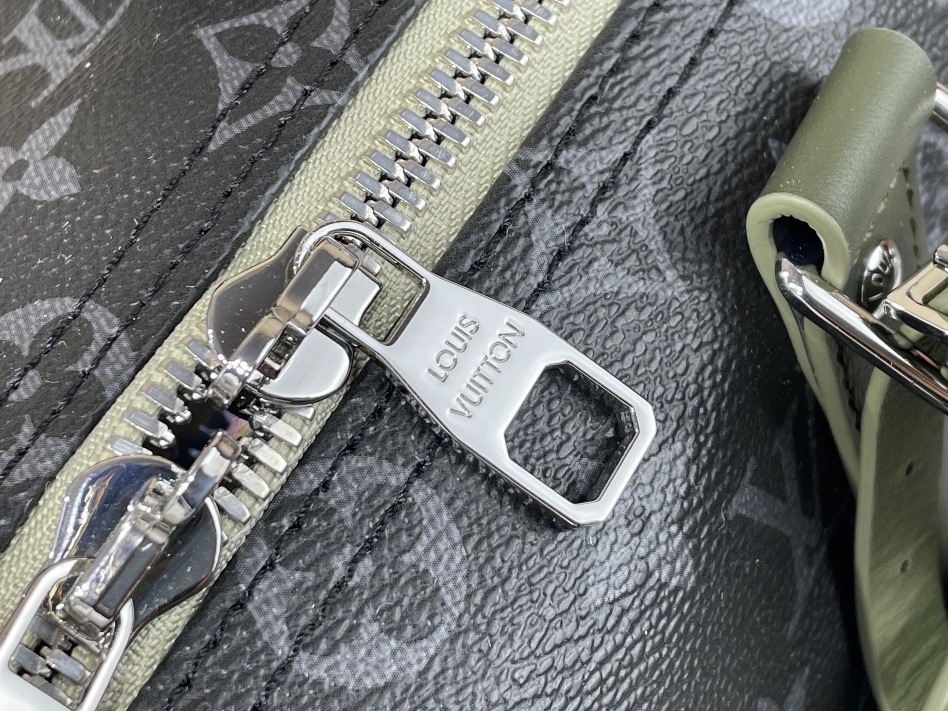 【顶级原单】【KEEPALL BANDOULIÈRE 45 旅行袋】M28837 黑花/绿色 本款 Keepall Ba